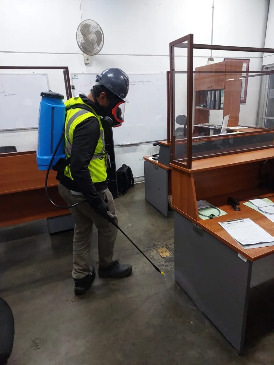 Técnico de Trumix realizando aplicación para insectos rastreros en oficina en Costa Rica