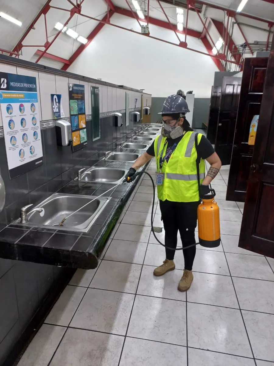 Técnica de Trumix realizando fumigación industrial en planta de Costa Rica