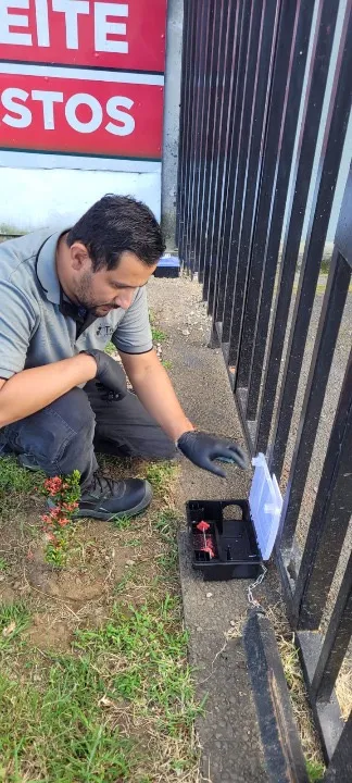 Técnico de Trumix instalando cebadero para control de ratas en propiedad de Costa Rica