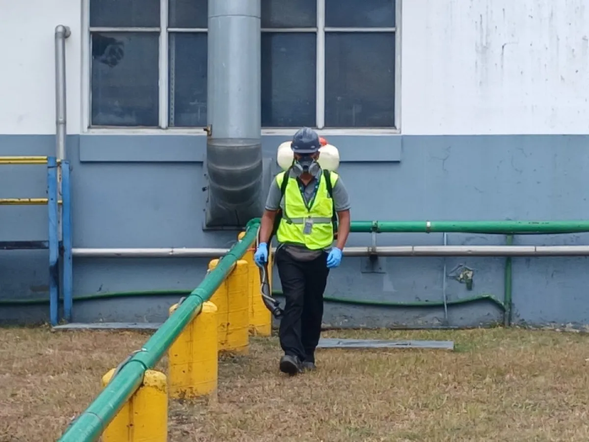 Técnico de Trumix realizando control de plagas en planta industrial de Costa Rica