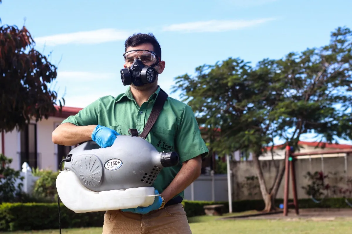 Técnico de Trumix con equipo ULV profesional para control de plagas en Costa Rica